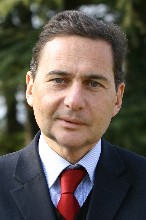 Portrait d'Éric Besson, dont la tête penche légèrement à droite. Photo ministère de l'Oriflamme et des Sarrasins.